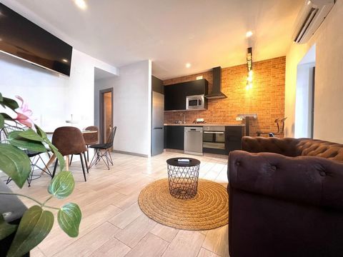 This magnificent apartment, located in the heart of Aracena, is a gem for those looking to enjoy the tourist charms of the area, such as the famous Grotto of Wonders. Elegantly designed and with high qualities, this apartment is the ideal place to re...