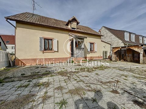 INTERACTIVE SALE: Contact us for more information! EXCLUSIVELY in your Christelle Clauss Real Estate agency, 15 minutes from Sélestat, come and discover this charming house to renovate of 120m2 of living space with great potential, in the heart of th...