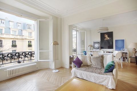 Family apartment on the 3rd floor with elevator of a magnificent Haussmann building in the immediate vicinity of the Champ de Mars. The apartment comprises a double living room, 3 bedrooms overlooking the courtyard, a large kitchen/dining room, a bat...