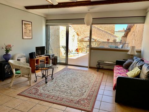 Village with all shops and school at 20 minutes from Narbonne and Beziers, 30 minutes from beaches and airport Beziers-Cap d'Agde, and just under an hour to Carcassonne. In a quiet area in the heart of the village, stone village house with about 90 m...