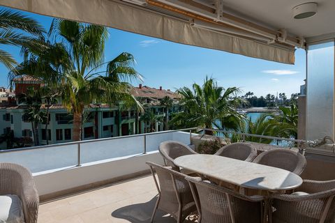 Very spacious and special duplex penthouse situated in Isla del Pez Barbero, in the Sotogrande marina, enjoying picturesque views to the navigable channel and an exceptional terrace. Comprising four bedrooms and three bathrooms, it also features hot ...