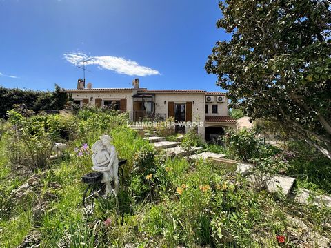 In the town of Pierrefeu-du-Var, come and discover this house of approx. 244m2 on two levels, close to all amenities on foot. On the raised ground floor, there is a T4 apartment of approx. 140m2 composed of an entrance, a living room with fireplace o...