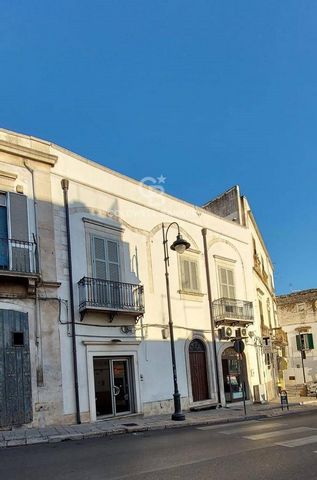 PUGLIA - MARTINA FRANCA(TA) BUILDING FOR SALE Colwell Banker offers for sale, in the historic center of Martina Franca, an 18th century building of approximately 170 m2, overlooking via Donizetti and via Mazzini. Luxury house, first part of the palac...