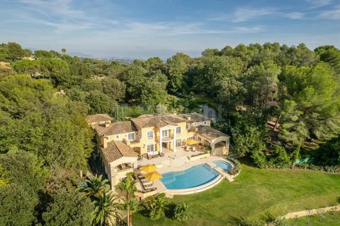 A beautiful and luxurious villa situated in one of the most desirable and private areas of Saint-Paul-de-Vence,overlooking the forest. On a vast garden of about 1 ha (2.3 acres) filled with olive trees, palm trees, fruit trees, shrubs and flowers pro...