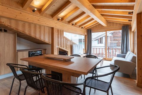 This fantastic, spacious top floor 3-bedroom loft type apartment is located in a small residence, in the centre of the traditional mountain village of Bozel. It has easy access on foot to the shops, ski bus and lake. The apartment has 95 m2 of carrez...