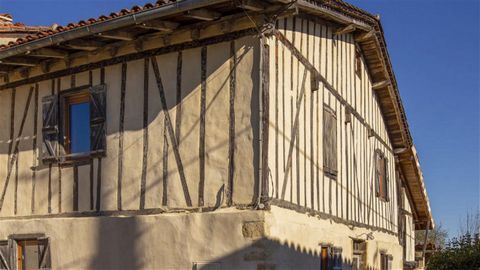 Canton of AURIGNAC 31420 - Stone, half-timbering, old tiles and beautiful old parquet floors, all the ingredients come together for this charming house full of authenticity. With a surface area of 146 m², this pretty village house has on the ground f...