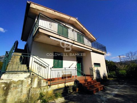 We offer for sale in Cicerale (SA), in via Isca di San Martino, a detached house of approximately 166 m2, located in a quiet and lush natural setting. The property stands out for the presence of two separate apartments. On the mezzanine floor, the fi...