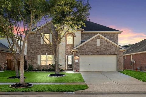 Welcome home to 6215 Watford Bend located in the Kingdom Heights community and zoned to Lamar Consolidated ISD! This home features 4 bedrooms, 3 full baths, 1 half bath and a 2-car garage. As you open the front door you are welcomed by a formal dinin...