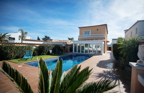 Welcome to this stunning villa in Empuriabrava! Located on one of the most beautiful canals in the city, this villa has a 12-meter mooring for your boat or jet ski. On a plot of 500 m2, you will find the villa, an 18 m3 garage, a barbecue area and a ...