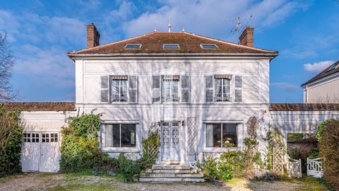 In Moret-sur-Loing, just 7 km from Fontainebleau. BOURGEOIS PROPERTY dating from 1830 with OUTBUILDINGS. Set back from the street, gravelled courtyard at the front and a large walled garden at the rear. THE MAIN HOUSE (322m2) is spread over three lev...