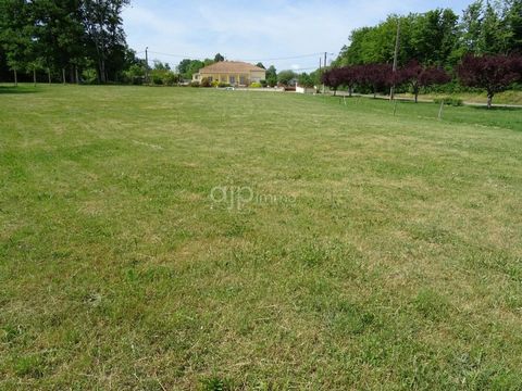 Building land. Unserviced - Water on the ground. 8 km from Vendeuvre sur Barse. 30 min from the centre of Troyes. Contact : ...