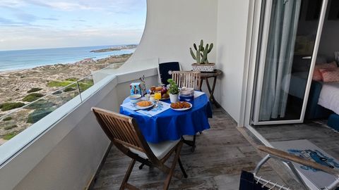 Stunning views of the Berlengas Islands and Baleal Island from this apartment on the edge of the Atlantic Ocean with direct access to the beach. The fully furnished and air-conditioned apartment is very functional and is available for your profession...