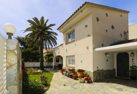 Fantastic Villa of 160 m2 with barbecue, and access to community pool, playground and tennis court, located in the urbanization of Vilafortuny (Cambrils) 1 km from the fine sand beach. It consists of 4 bedrooms and two bathrooms with a shower with ca...