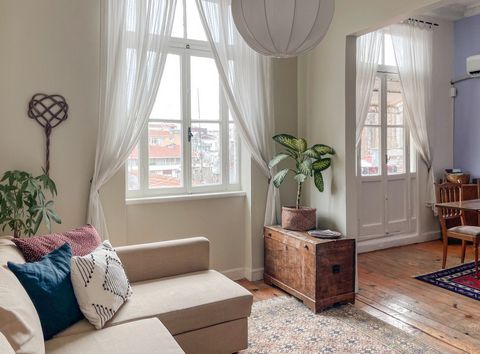 Historical Beyoğlu Apartment is a stylish apartment located in the center of Beyoğlu. Staying in high ceilings is a special and unique experience to feel the spirit and glorious times of Beyoğlu, a historical district. The beautiful and sunny apartme...