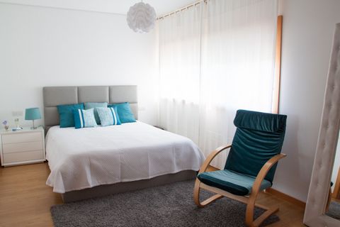The Alto das Marinhas apartment is a 85 m2 T1 fully equipped for medium and long-term stays. The place is calm and you can find a supermarket 800m away or a bakery 400m away.