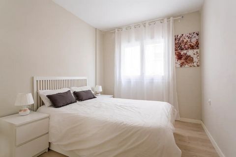 Enjoy the warmth of this quiet and central accommodation located in the Poble Sec neighborhood, a neighborhood with a family atmosphere that enjoys an excellent location. Poble sec is located at the foot of the Montjuïc mountain, between the center a...