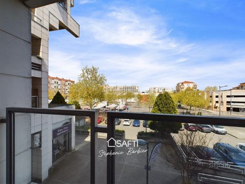 Located in Colomiers (Résidence PROXIMA), this apartment benefits from a popular location in the heart of the city center with proximity to all amenities such as the college, the super U, the cinema, the nautical area, the media library, the market ,...