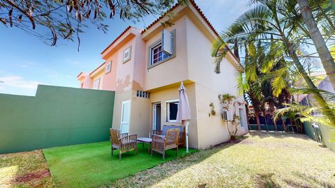 Fantastic duplex in MELONERAS on the corner of 150 m2 of plot with garden, terrace and 90 m2 house. The duplex distributed on two floors has on the ground floor a spacious and bright living room with living room and fully furnished kitchen, bathroom ...