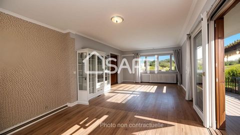 This type 5 apartment at the top of a villa located in La Seyne-sur-Mer (83500) offers a charming quality of life in a peaceful residential area Close to schools and amenities, ideally located for families. The villa benefits from a south-facing expo...