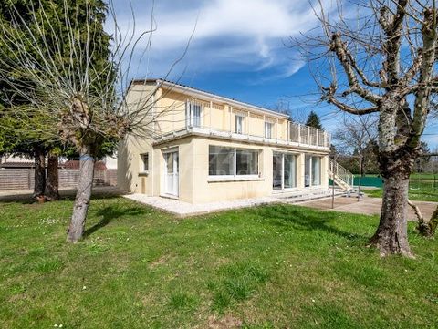 Beautiful south facing house with fabulous views of the Dordogne River, that was completely renovated in 2019. The extensive living room of almost 70m² has large picture windows facing south to the Dordogne. The house benefits from having a designer ...