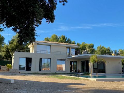Just 10 minutes from Les Lecques beach and 5 minutes from motorway access, I've sourced this 2021 villa with outstanding features!Nothing has been left to chance in this brand-new villa, and the design has been thought through and perfected.Set in ap...