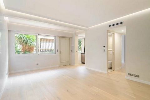 La Rousse district, close to the Larvotto beaches, in a luxury building. Located on the ground floor, this charming and renovated 2-room flat enjoys 55 sqm of living space and a 5 sqm terrace. It is composed of: a living room with a dining area, an o...