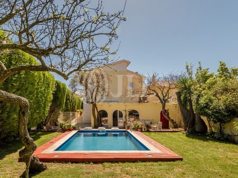 4+2 bedroom villa with 150 sqm of gross construction area, with a swimming pool and garden, located on a 600 sqm plot of land in Murtal, Parede, Cascais. On the ground floor, there is a living room and a multipurpose room with a fireplace that has ac...