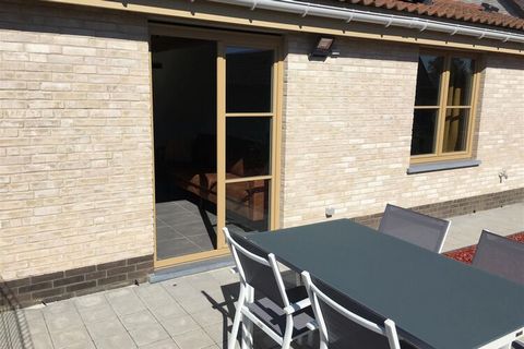 Charming holiday home in the Westhinder domain in Koksijde with 2 bedrooms for max 4 people. Private parking and enclosed garden, ideal for a family with children. Equipped with every comfort, it is perfect for relaxing. Cozy living room with TV, WIF...