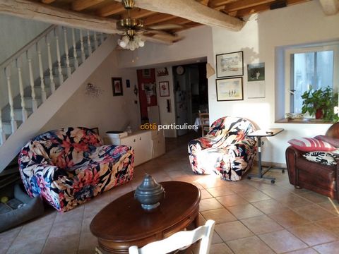 Côté particuliers offers you in Cessenon-sur-Orb, this pretty village house with its small fenced courtyard and its Tropezian terrace. Composed as follows, On the ground floor, 2 renovated bedrooms with parquet floors and a bathroom with its Italian ...