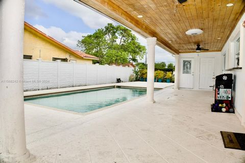 ??!!Pool Home, fully furnished. This single-family residence offers a modern and functional design, perfect for those who value style and comfort, with a prime location with quick access to major thoroughfares: just an 8-minute drive from Florida Tur...