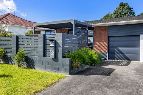 This newly renovated lock-up and leave unit, crafted by its architect owner, showcases a thoughtful renovation, including new double-glazed windows and private front and back courtyards. Situated on the Sandringham border, this 1970s brick unit compr...