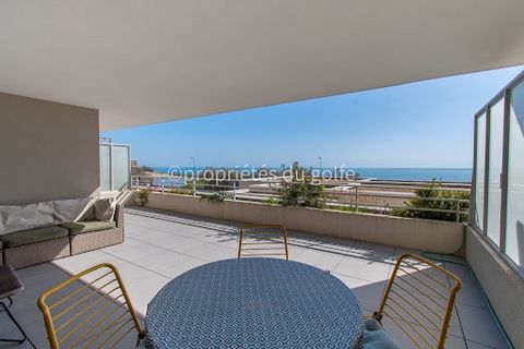 EXCLUSIVE. In Sète, corniche district, in a recent residence on the seafront with lift and swimming pool, very nice 3-room apartment of 71.20m2 of living space, all of which open onto a very nice 35.50m2 terrace from where you can enjoy the view incr...
