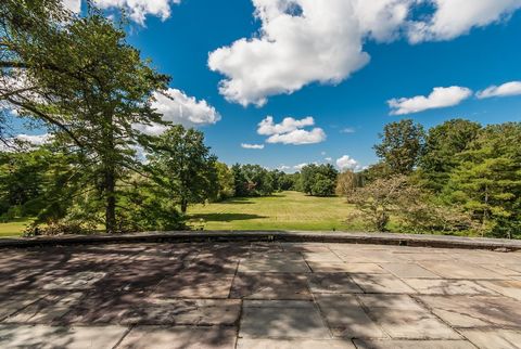 11 acres on Round Hill Road in Mid-Country Greenwich, a rare find! This is $1m/acre in a 2-acre zone. Subdivision possible. Stunning western views of open sky, grassy meadow & mature specimen trees. The existing home, designed by Mott B. Schmidt, has...