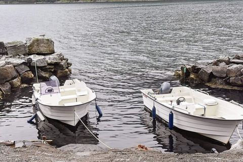 Grande maison de vacances directement au bord du fjord, grande terrasse, idéale pour les pêcheurs sportifs et amateurs et les familles. La maison de vacances est située à l'abri de l'île de Barmen. Ici, il y a des possibilités de pêche intéressantes ...