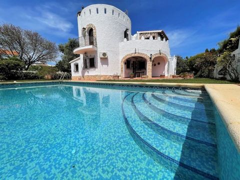 A beautiful villa in a unique location. This beautiful villa has been tastefully renovated upstairs and is located in 1st sea line with only 200 metres to the beach of Denia. The large garden with automatic irrigation system and private well allows y...