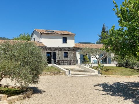 Just a few minutes from the village of Lourmarin and its shops, this beautifully renovated house boasts 155 m2 of living space and a swimming pool (10 x 5) with roller shutter. This light-filled villa boasts generous living space, including a 60 m2 l...