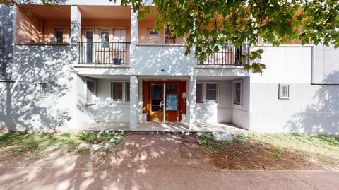Come and discover this 59 m² apartment in the Bordeaux Bastide area near the tram composed of an entrance, a beautiful living room of 19 m², a kitchen, two bedrooms with cupboards, bathroom with separate toilet. A 5.80m² balcony and a 13.5m² storeroo...
