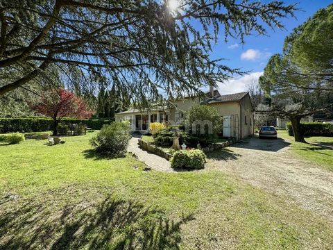 Ref 2035FP: A few minutes from the center of St Paul les 3 Châteaux, in a quiet area, come and discover this beautiful house in a very large wooded park. It includes 5 bedrooms, one of which is independent for your 