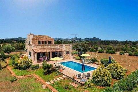 Finca only 1 km from the beach of Sa Coma. It has a chalet of 240 m2 with two floors lined with stone and surrounded by terraces and garden. The ground floor is distributed in living-dining room with fireplace and plenty of natural light, fully equip...
