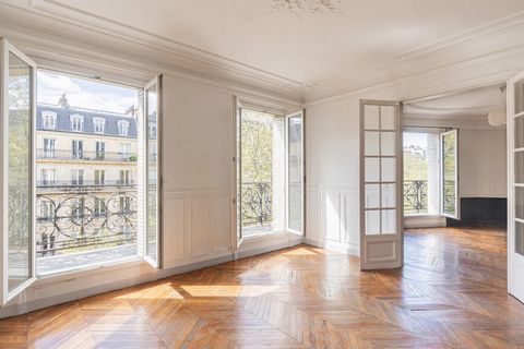 Just a stone's throw from the Luxembourg Gardens, in the heart of the sought-after Notre-Dame-des-Champs shopping district, elegant 4th-floor apartment with elevator, benefiting from a large balcony with unobstructed views and trees. Bright, sunny an...