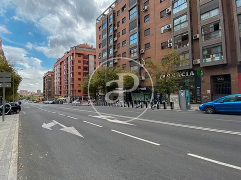 EXTERIOR FLAT WITH PARKING SPACE AND STORAGE ROOM IN PRIVATE URBANISATION Great opportunity to buy in one of the best developments in the area in the centre of Madrid! Exterior flat with lots of natural light located on a third floor with very nice v...