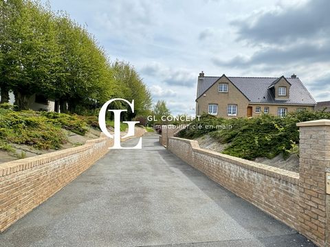 Votre agence GL Concept vous propose une superbe maison individuelle d'environ 182 m2 habitables. Elle se compose en rez-de-chaussée, d'un large hall d'entrée, d'un vaste séjour lumineux, d'une cuisine entièrement équipée et de deux chambres. A l'éta...