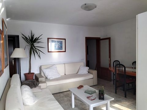 Explore this charming duplex in Es Mercadal, in a sought-after location. With 86 m² and a terrace of about 15 m², this duplex is on the second floor. With clear views.MENORCA IS A NEARBY PARADISE.With three double bedrooms, this duplex offers adaptab...