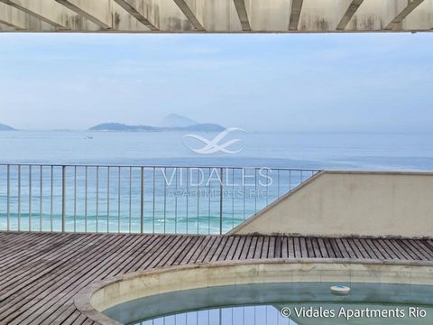 There are 330 mts, very well distributed. It has a fantastic terrace with unbeatable views of the sea. The terrace is integrated into the living and dining rooms. It has two large suites with access to the garden, a toilet, spacious pantry, good laun...