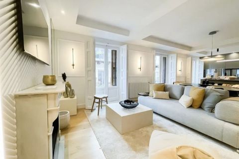 TILL SALU PARIS 6TH - SAINT-GERMAIN-DES-PRÉS - PRESTIGE - Idealiskt beläget i hjärtat av 6: e arrondissementet i Paris, på 5: e våningen i en vacker stenbyggnad, erbjuder vi dig denna fantastiska lägenhet på 68m2. Den består av en hall, ett vardagsru...