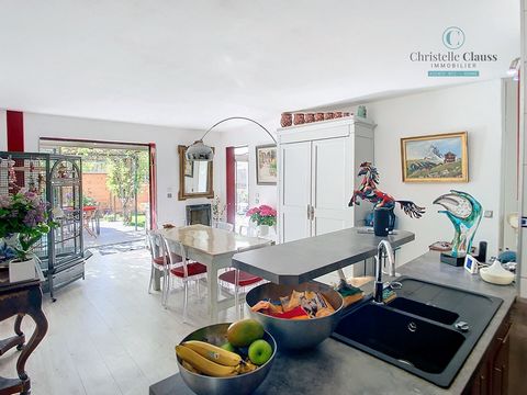 Centre, 15mn GENEVA, at the foot of all amenities, come and discover this surprising apartment with atypical charm. A natural setting close to all shops. Come into this apartment and let yourself be charmed by the atmosphere of it. A functional kitch...