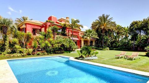 A magnificent 5 bedroom family house situated in the exclusive community of Altos de Puente Romano, which is just two minutes away from the beach. This is a very private house with beautiful mature gardens and wonderful sea and mountain views. Fitted...