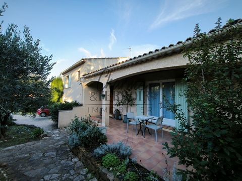 Charme et Terroir Immobilier liegt 10 Minuten von Uzès entfernt und bietet Ihnen diese gut gemachte Villa von 130 m2 mit einem großen Wohnzimmer mit Kamin (Einsatz), einer offenen Küche, 4 Schlafzimmern, einem Badezimmer, einem Duschbad, einer Waschk...