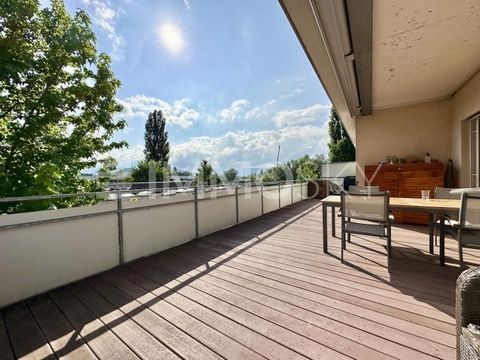 Geniet van het uitzicht vanaf het terras van 43 m². Op de 2e verdieping zonder lift overtuigt deze zonnige woning met veel ruimte en een praktische indeling. De badkamer met bad, douche en toilet heeft een raam en er is ook een gastentoilet. Veel lic...