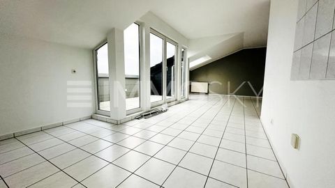 Ontdek uw nieuwe thuis: Dit uitnodigende zolderappartement in een goed onderhouden appartementencomplex combineert stijlvol wonen met een idyllische locatie. Met een ruime leefruimte van ca. 59 m², een zonnige loggia en hoogwaardige inrichting is het...